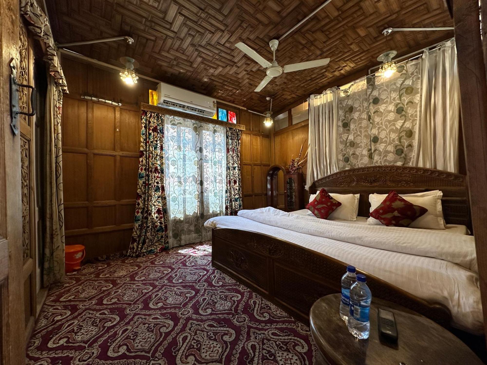 Lake Palace Group Of House Boats Srīnagar Buitenkant foto