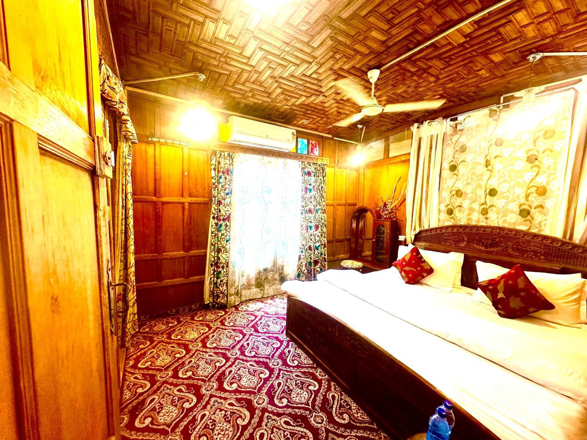 Lake Palace Group Of House Boats Srīnagar Buitenkant foto