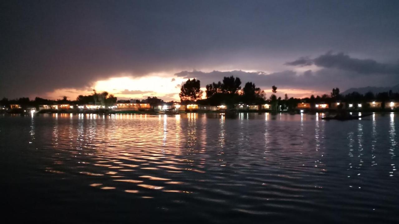 Lake Palace Group Of House Boats Srīnagar Buitenkant foto